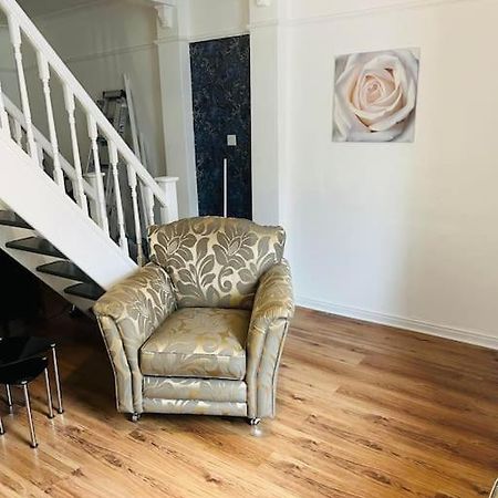 The White House - Cheerful 3 Bedroom Home In Wigan - Ince - Sleeps 7 - Parking - Work Space - Great Motorway Links Экстерьер фото