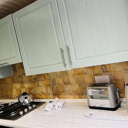 The White House - Cheerful 3 Bedroom Home In Wigan - Ince - Sleeps 7 - Parking - Work Space - Great Motorway Links Экстерьер фото