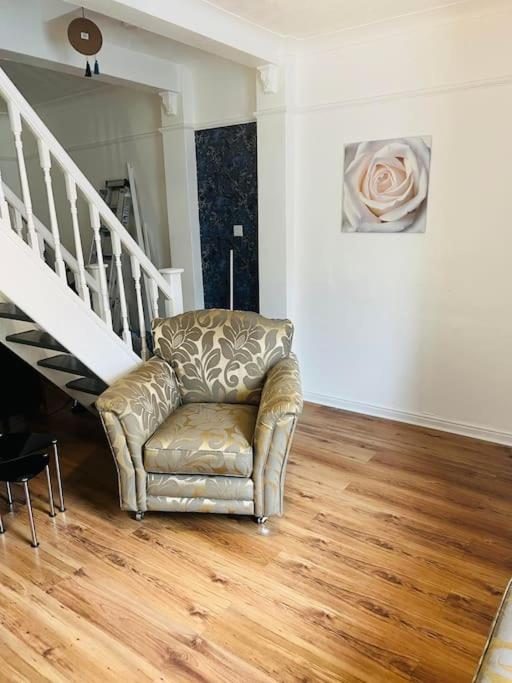 The White House - Cheerful 3 Bedroom Home In Wigan - Ince - Sleeps 7 - Parking - Work Space - Great Motorway Links Экстерьер фото