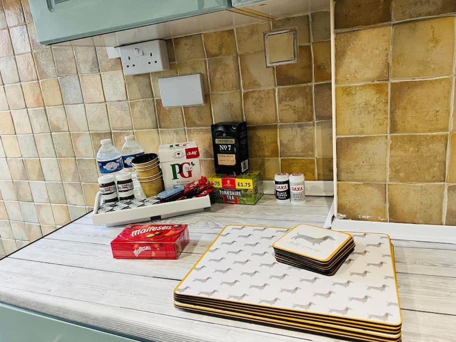 The White House - Cheerful 3 Bedroom Home In Wigan - Ince - Sleeps 7 - Parking - Work Space - Great Motorway Links Экстерьер фото