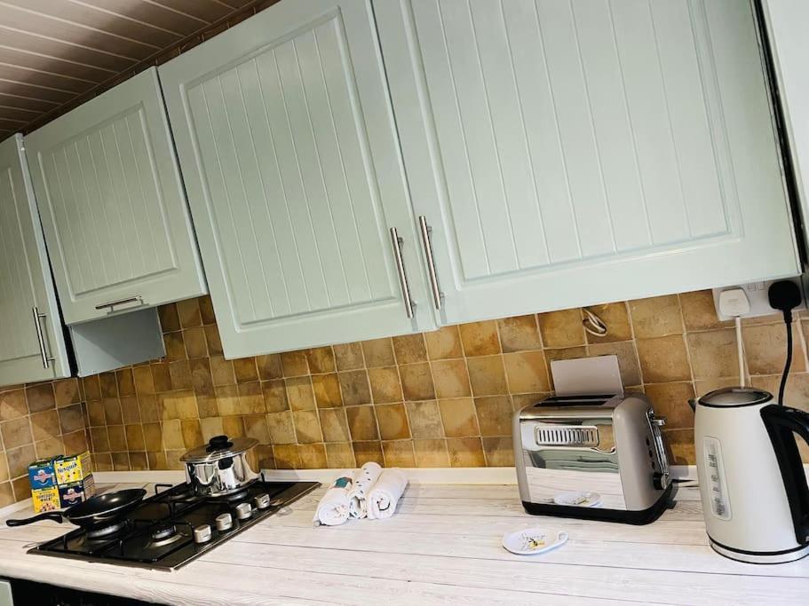 The White House - Cheerful 3 Bedroom Home In Wigan - Ince - Sleeps 7 - Parking - Work Space - Great Motorway Links Экстерьер фото