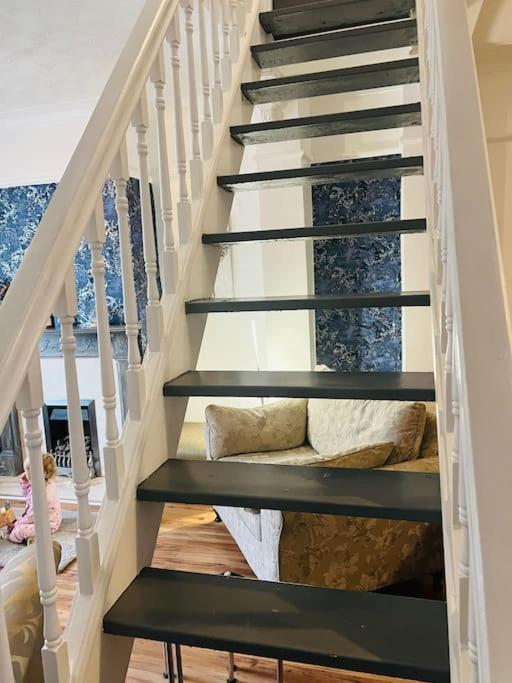 The White House - Cheerful 3 Bedroom Home In Wigan - Ince - Sleeps 7 - Parking - Work Space - Great Motorway Links Экстерьер фото