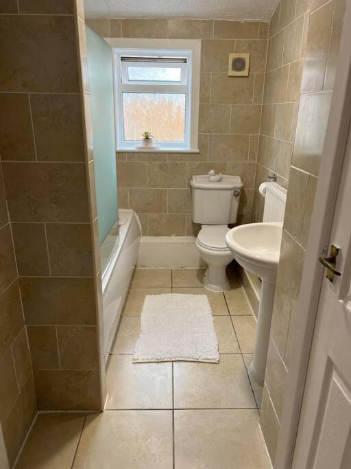 The White House - Cheerful 3 Bedroom Home In Wigan - Ince - Sleeps 7 - Parking - Work Space - Great Motorway Links Экстерьер фото