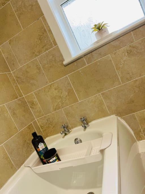 The White House - Cheerful 3 Bedroom Home In Wigan - Ince - Sleeps 7 - Parking - Work Space - Great Motorway Links Экстерьер фото