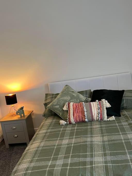 The White House - Cheerful 3 Bedroom Home In Wigan - Ince - Sleeps 7 - Parking - Work Space - Great Motorway Links Экстерьер фото