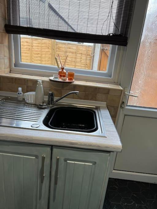 The White House - Cheerful 3 Bedroom Home In Wigan - Ince - Sleeps 7 - Parking - Work Space - Great Motorway Links Экстерьер фото